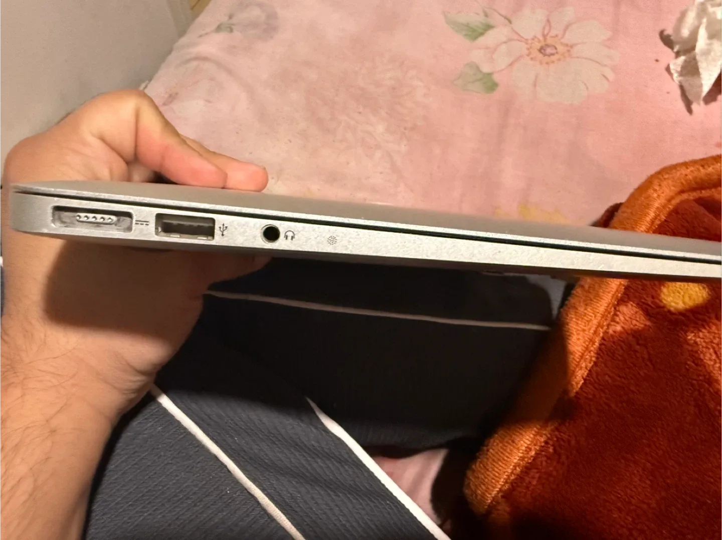 Apple MacBook Air 13-inch (Mid 2012) image indicator(5)