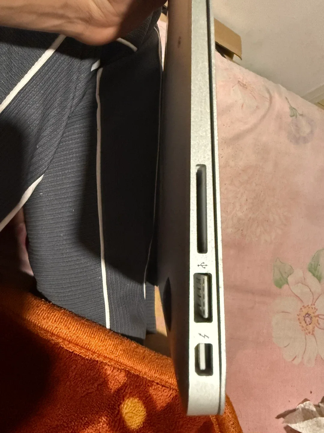 Apple MacBook Air 13-inch (Mid 2012) image indicator(7)