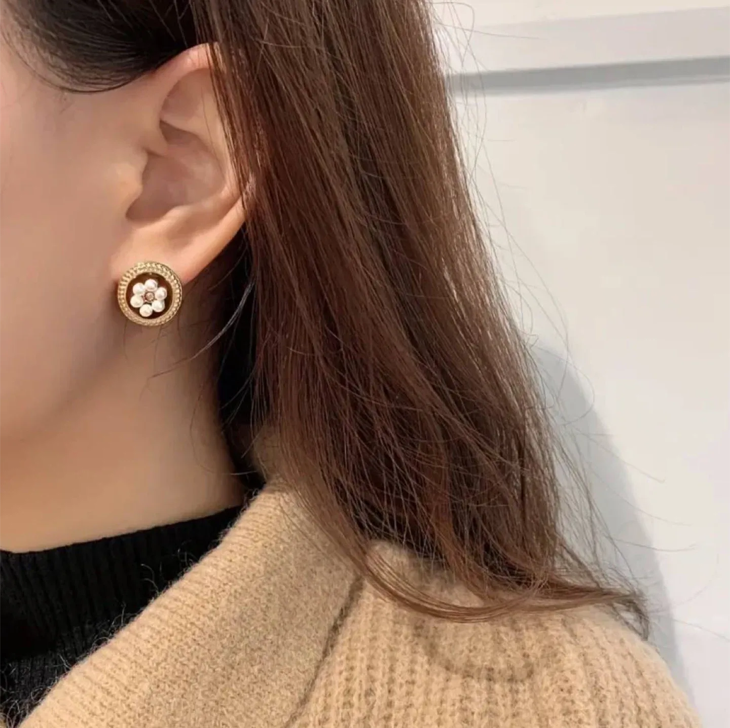 Elegant Pearl Flower Stud Earrings thumbnail