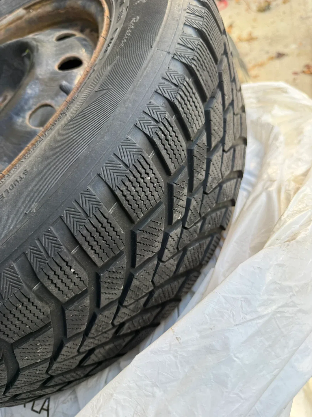 4 Winter Tires on Rims 215/60R16 95T Tire