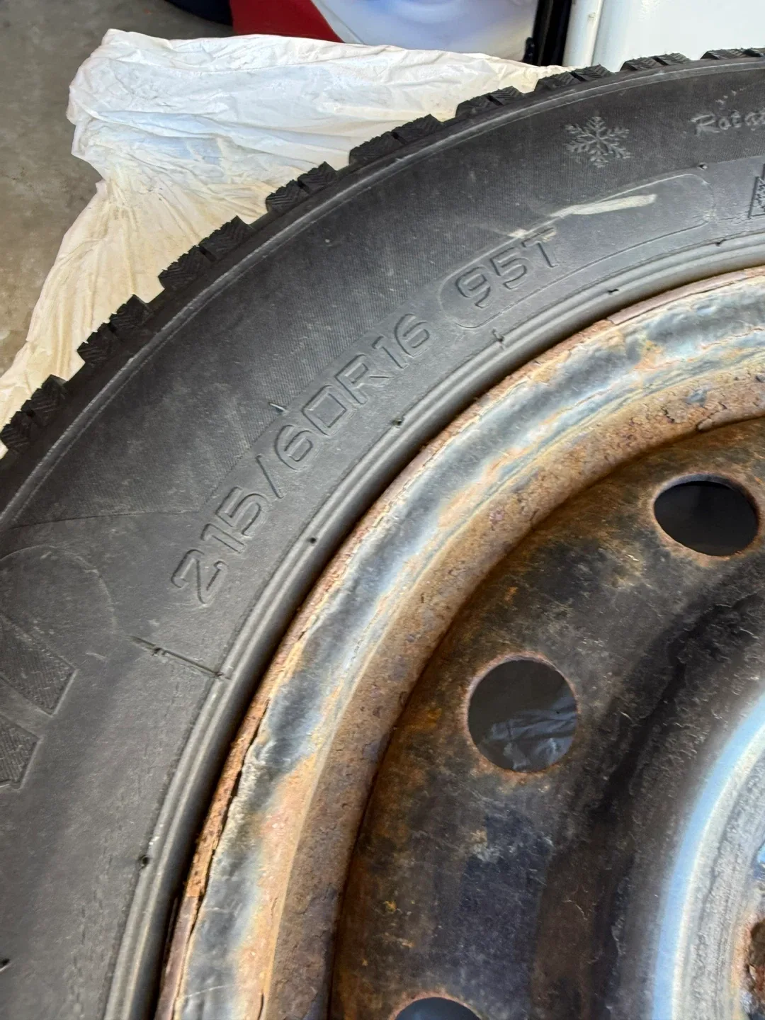 4 Winter Tires on Rims 215/60R16 95T Tire image indicator(2)