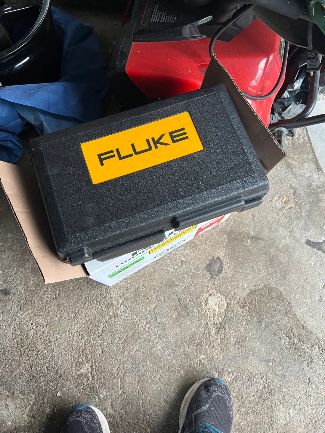 Fluke 322 Clamp Meter with Case