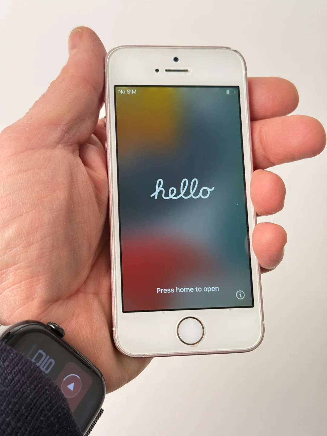 Apple iPhone SE Rose Gold 64GB image indicator(3)