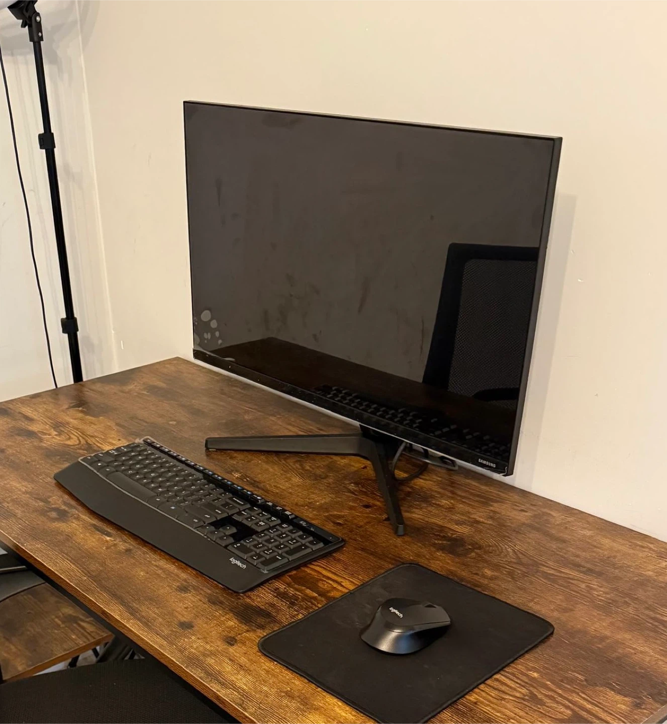 Samsung Monitor & Logitech Keyboard/Mouse
