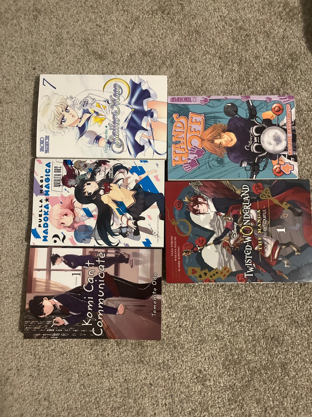 Manga Lot: Hands Off!, Twisted Wonderland, Madoka Magica, Komi