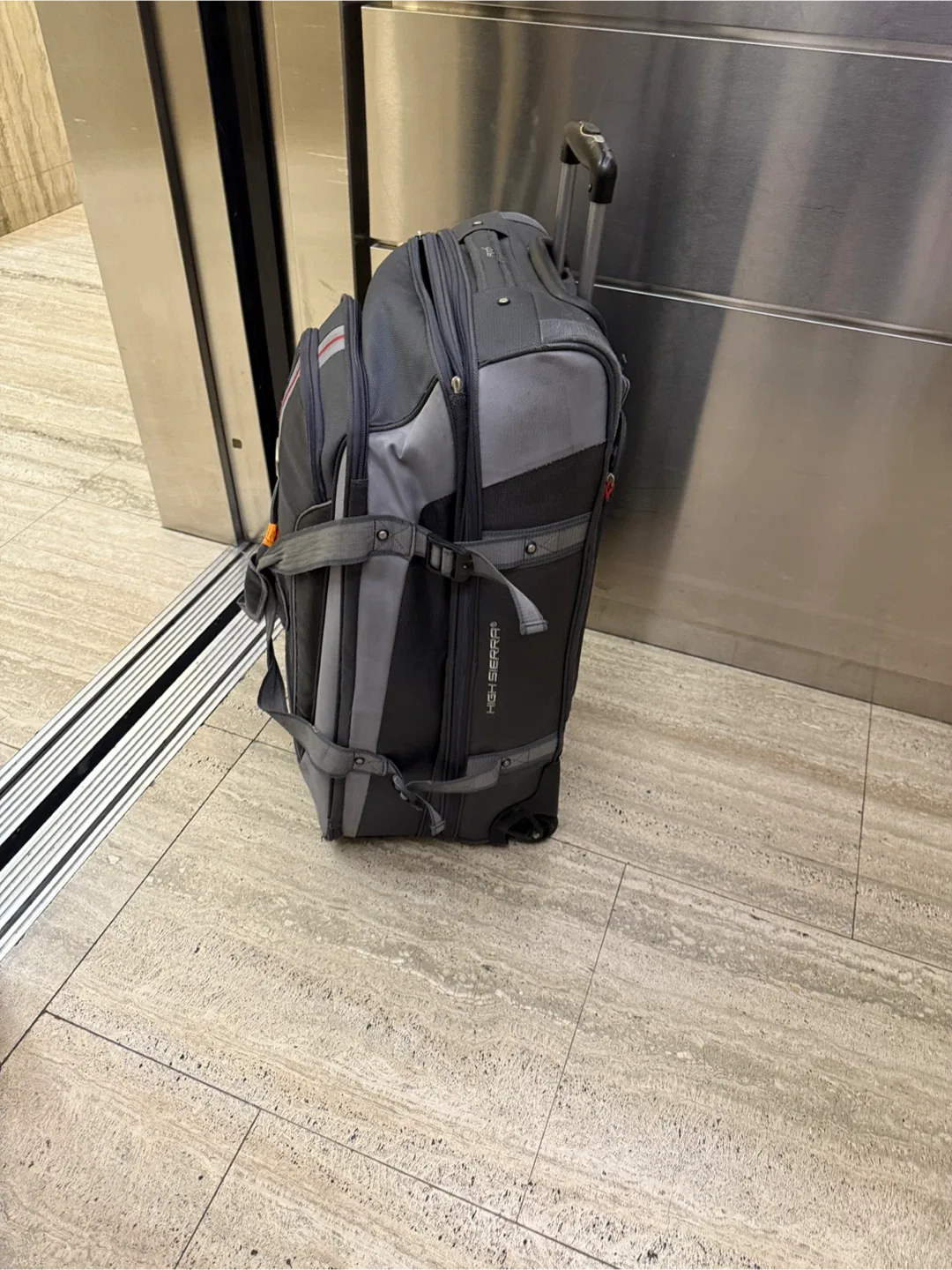High Sierra Rolling Suitcase - Gray image indicator(4)
