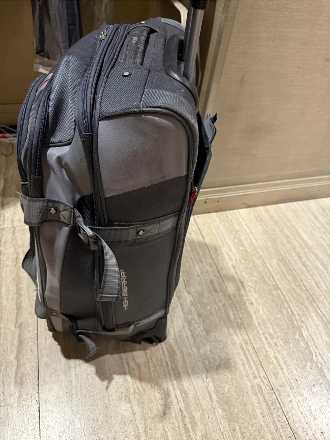 High Sierra Rolling Suitcase - Gray image indicator(2)