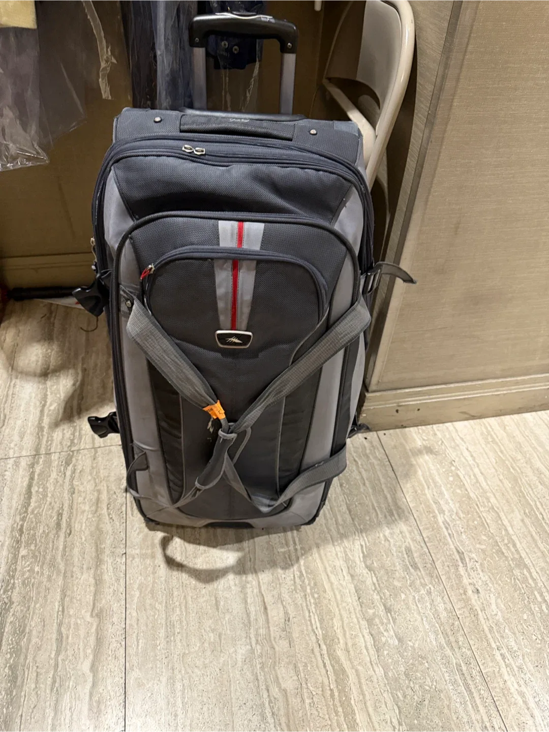 High Sierra Rolling Suitcase - Gray image indicator(3)