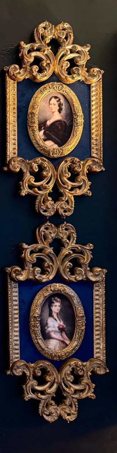Set of two painting wall décoré with gold classic frame