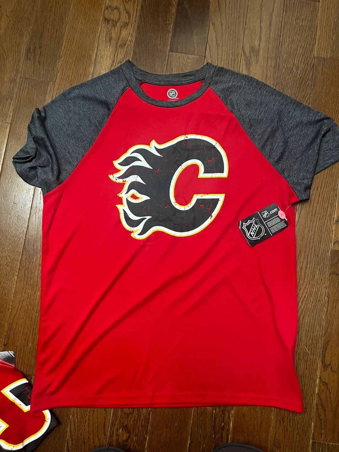 New NHL Calgary Flames T-Shirt - Size M image indicator(2)