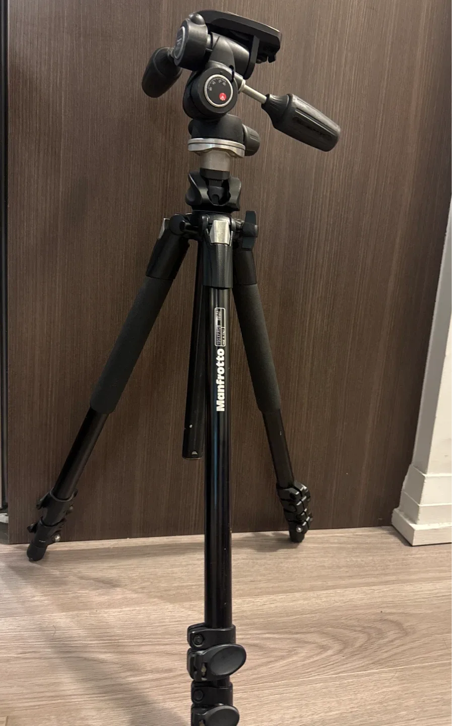Manfrotto 804RC2 Tripod thumbnail