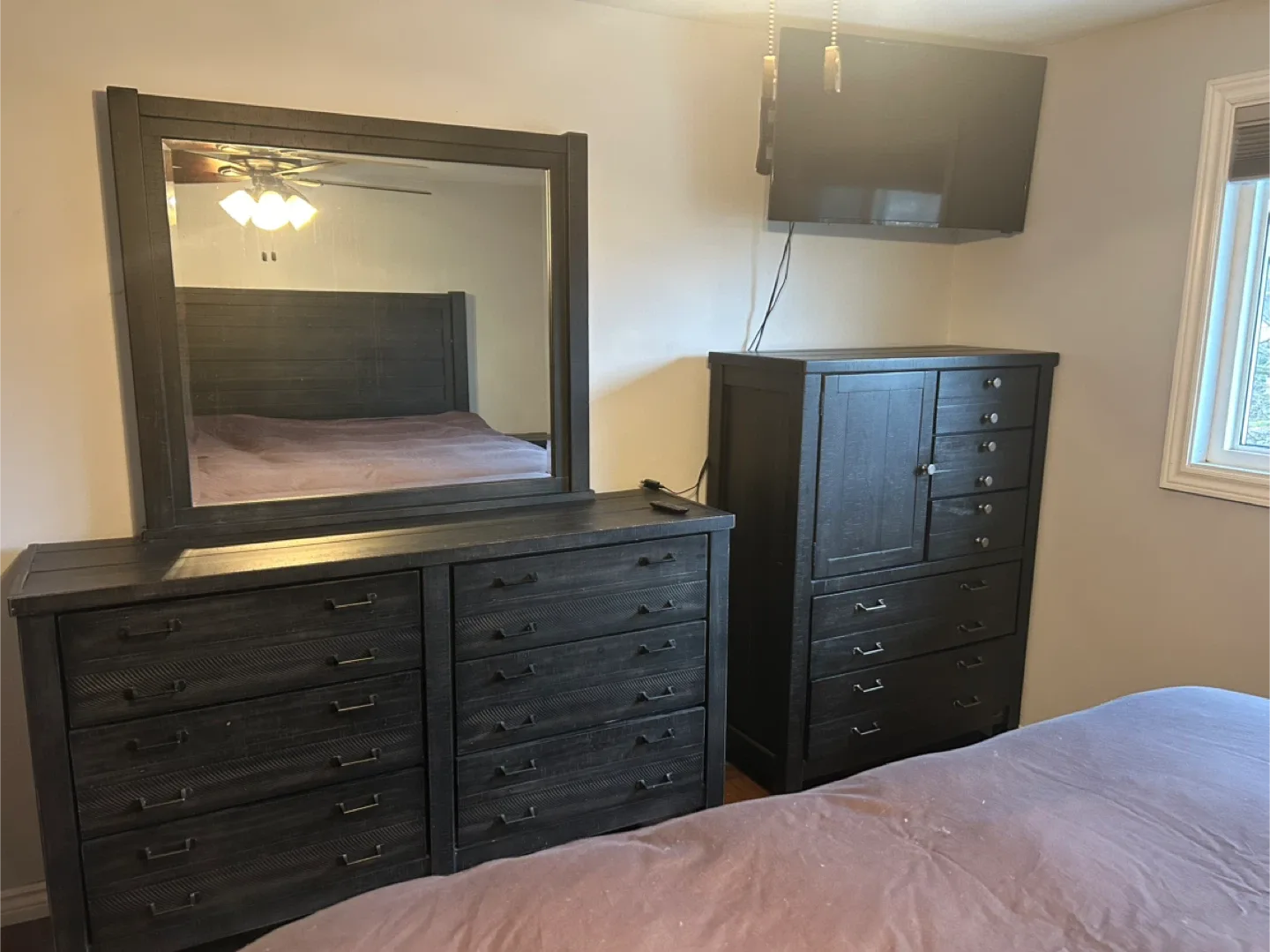 King Bedroom set - Ashley Furniture 🥕 image indicator(6)