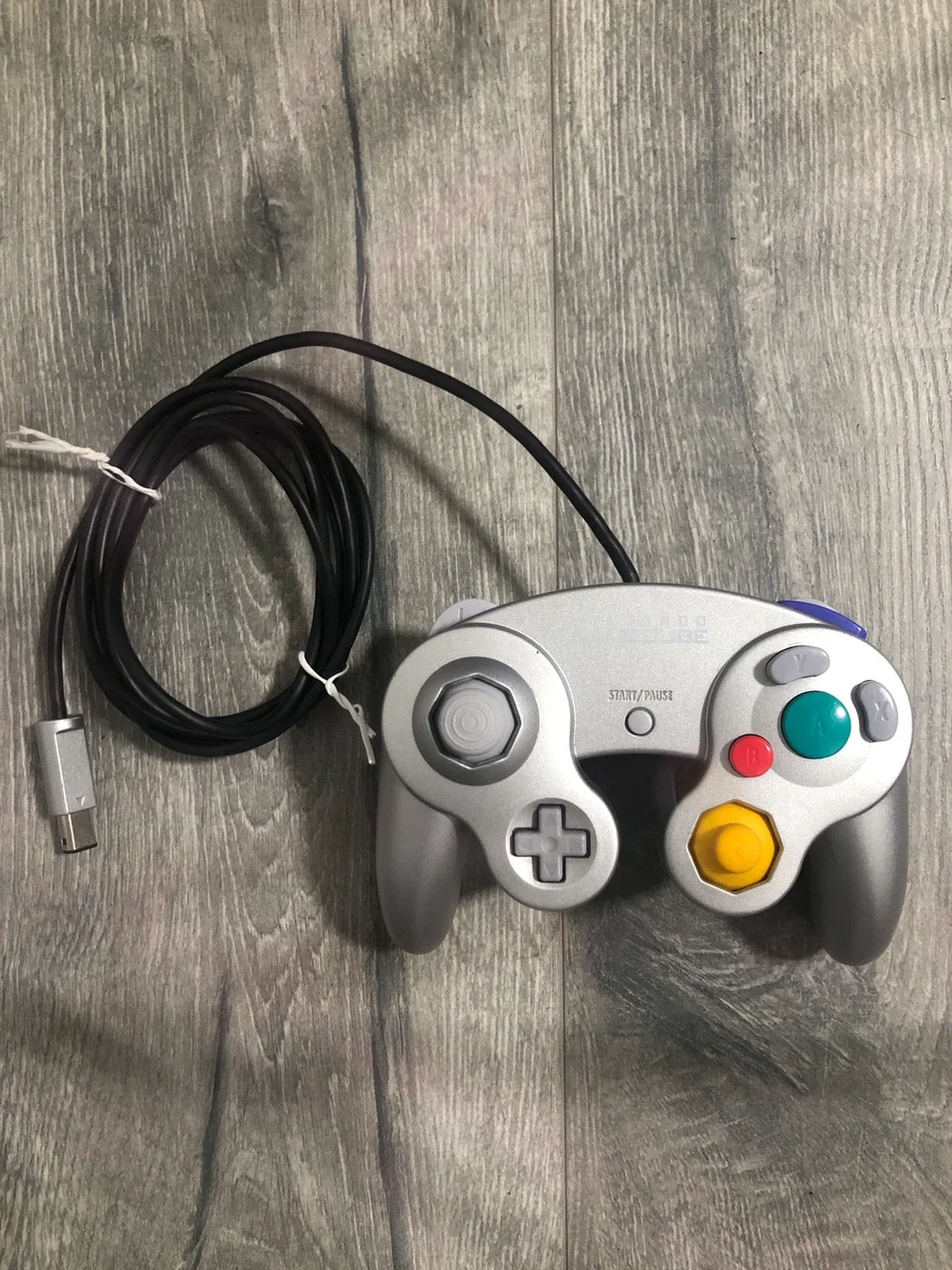 Silver gamecube controller 🥕