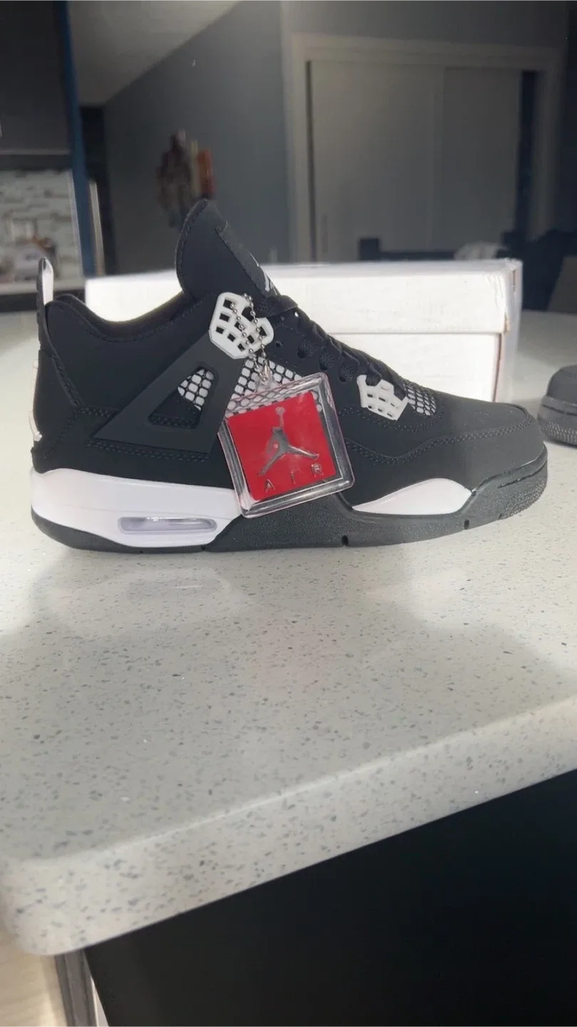 Air Jordan 4 Retro Black and white image indicator(2)