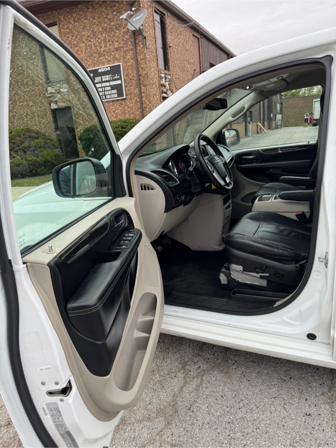 2016 Chrysler Town & Country · Touring Minivan 4D - photo 5