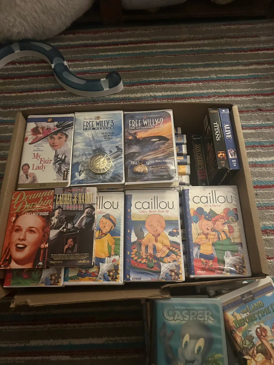 Huge Lot of VHS Tapes image indicator(3)