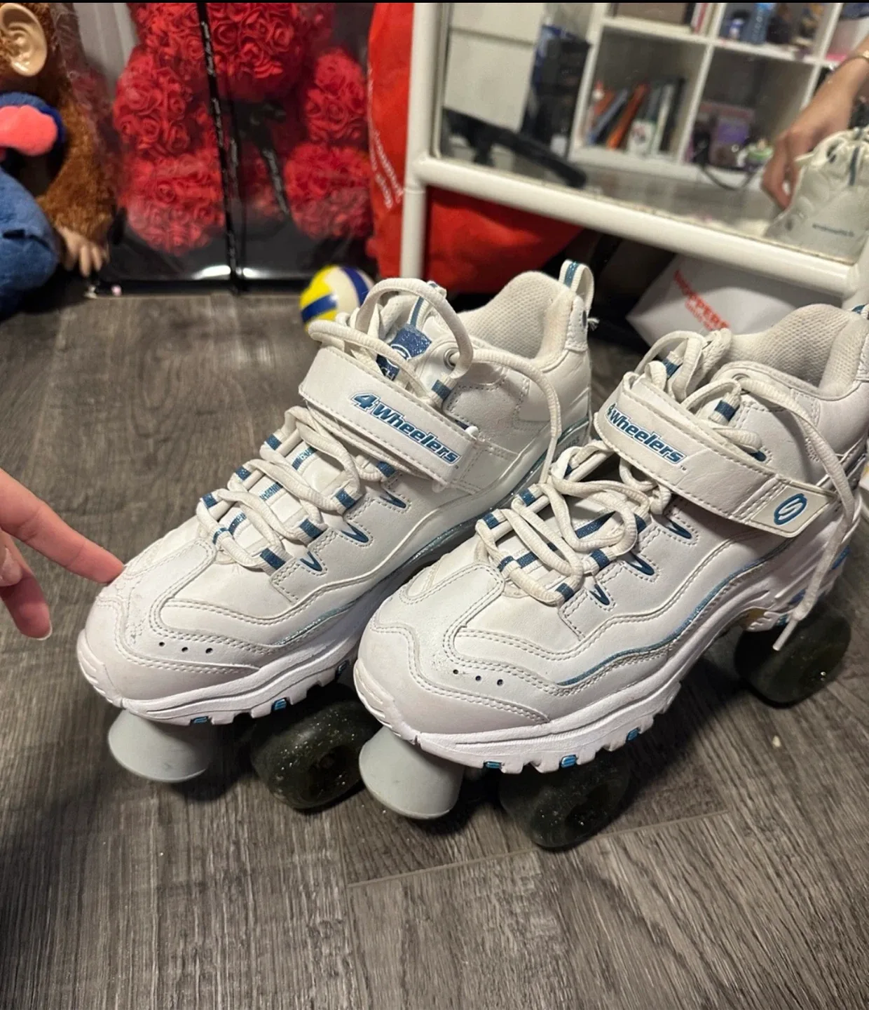 4 Wheelers Roller Skates image indicator(2)