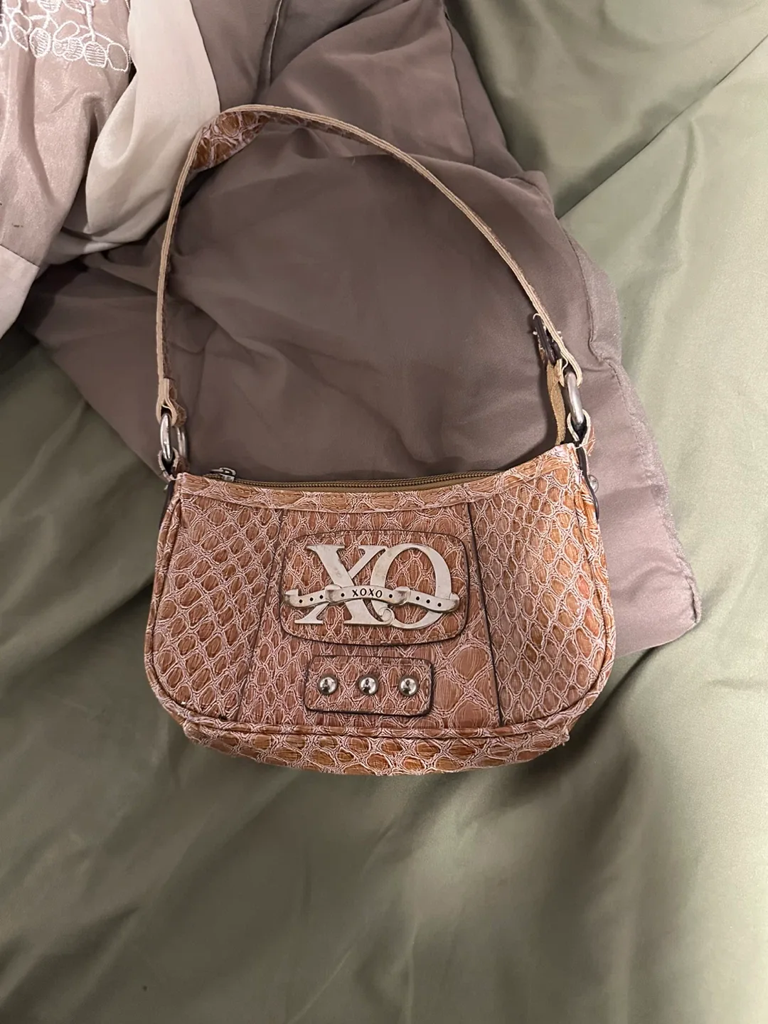 vintage XOXO baguette bag image indicator(2)