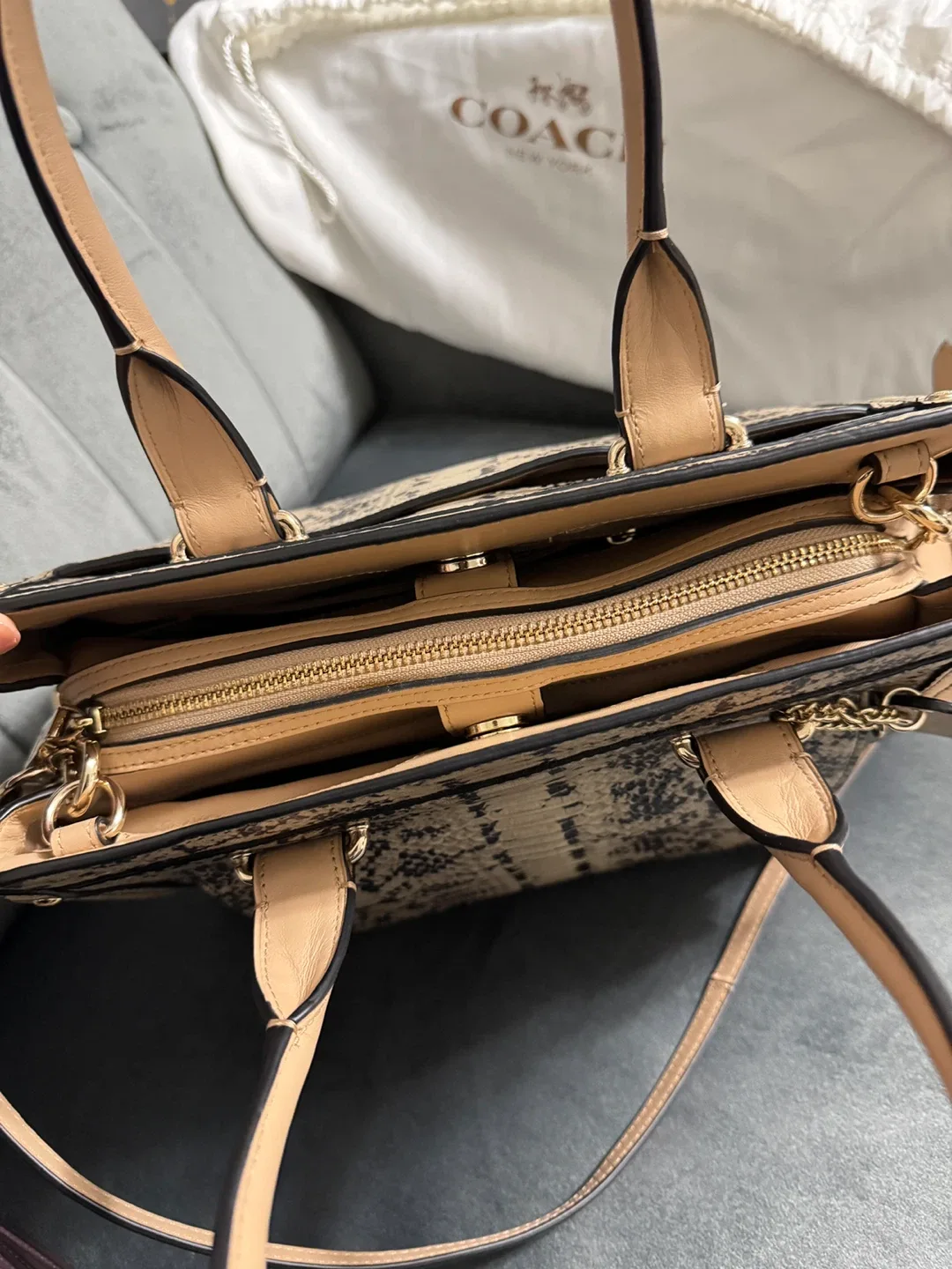 Coach handbag【authentic100% 】 image indicator(5)