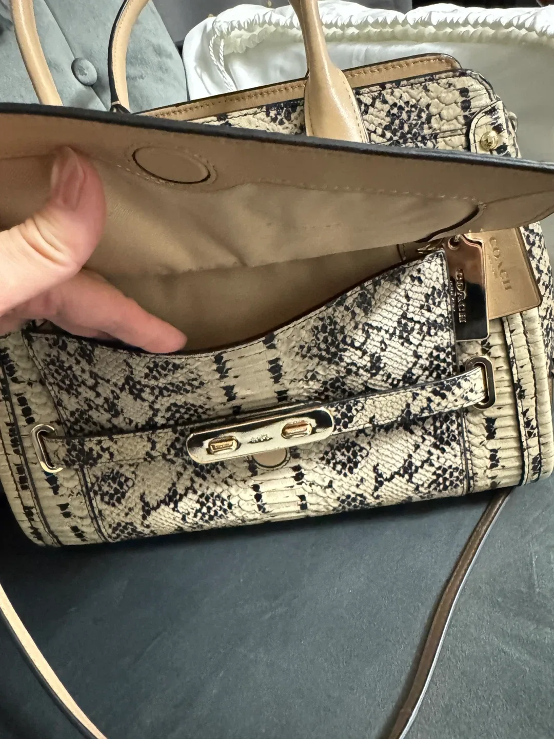 Coach handbag【authentic100% 】 image indicator(4)