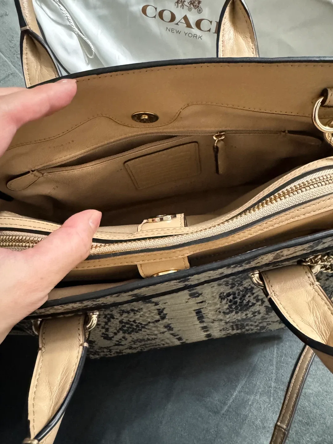 Coach handbag【authentic100% 】 image indicator(6)