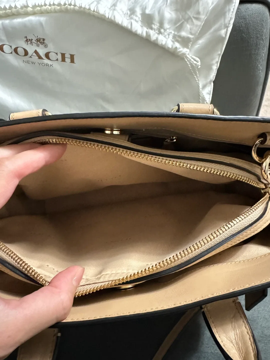 Coach handbag【authentic100% 】 image indicator(8)