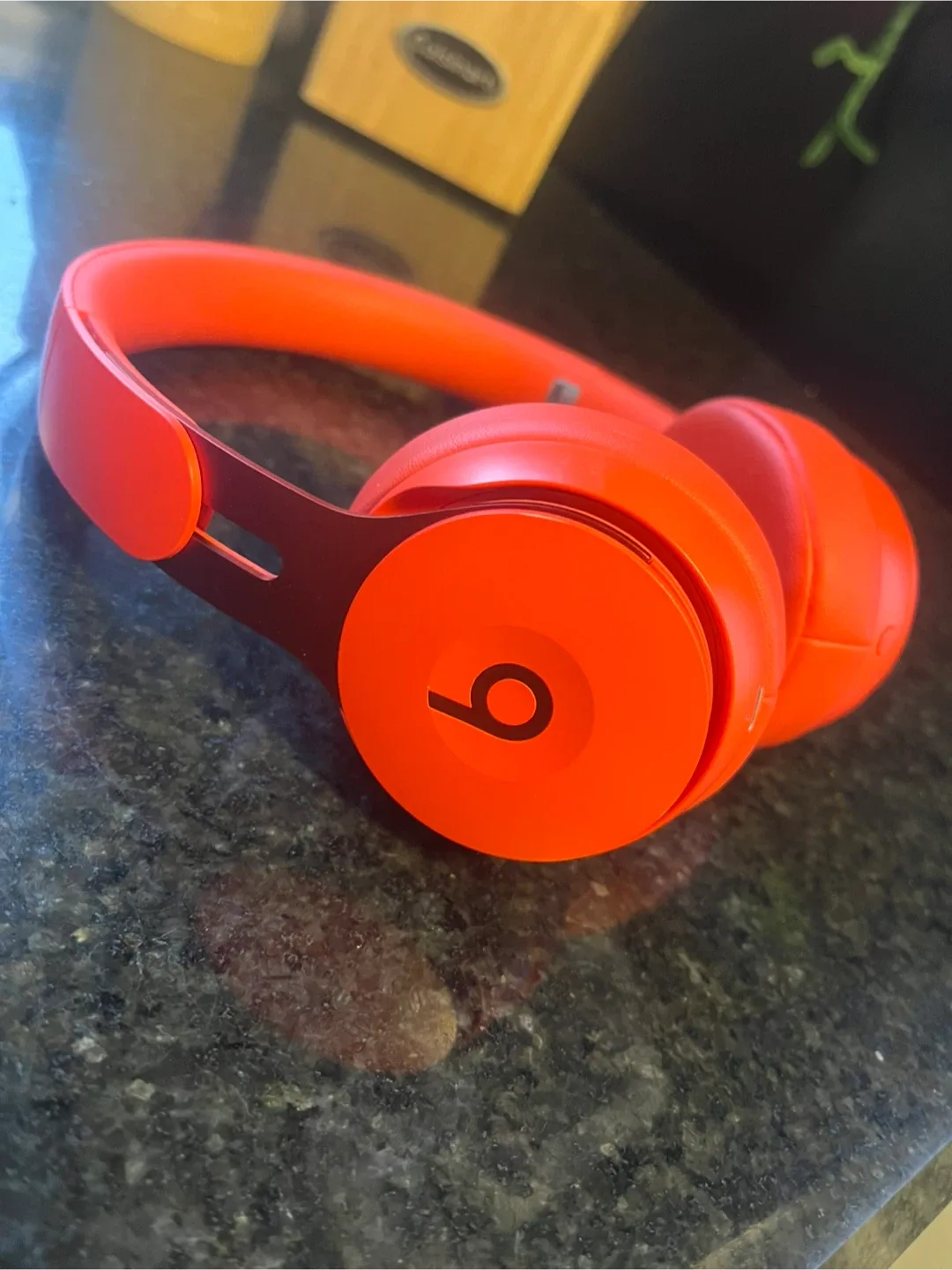 Beats Solo Pro NEW image indicator(2)