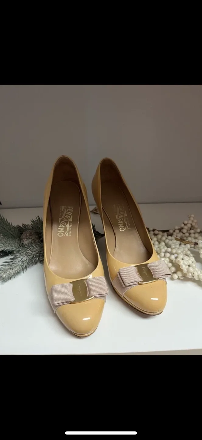 Salvatore Ferragamo Beige Heels image indicator(2)