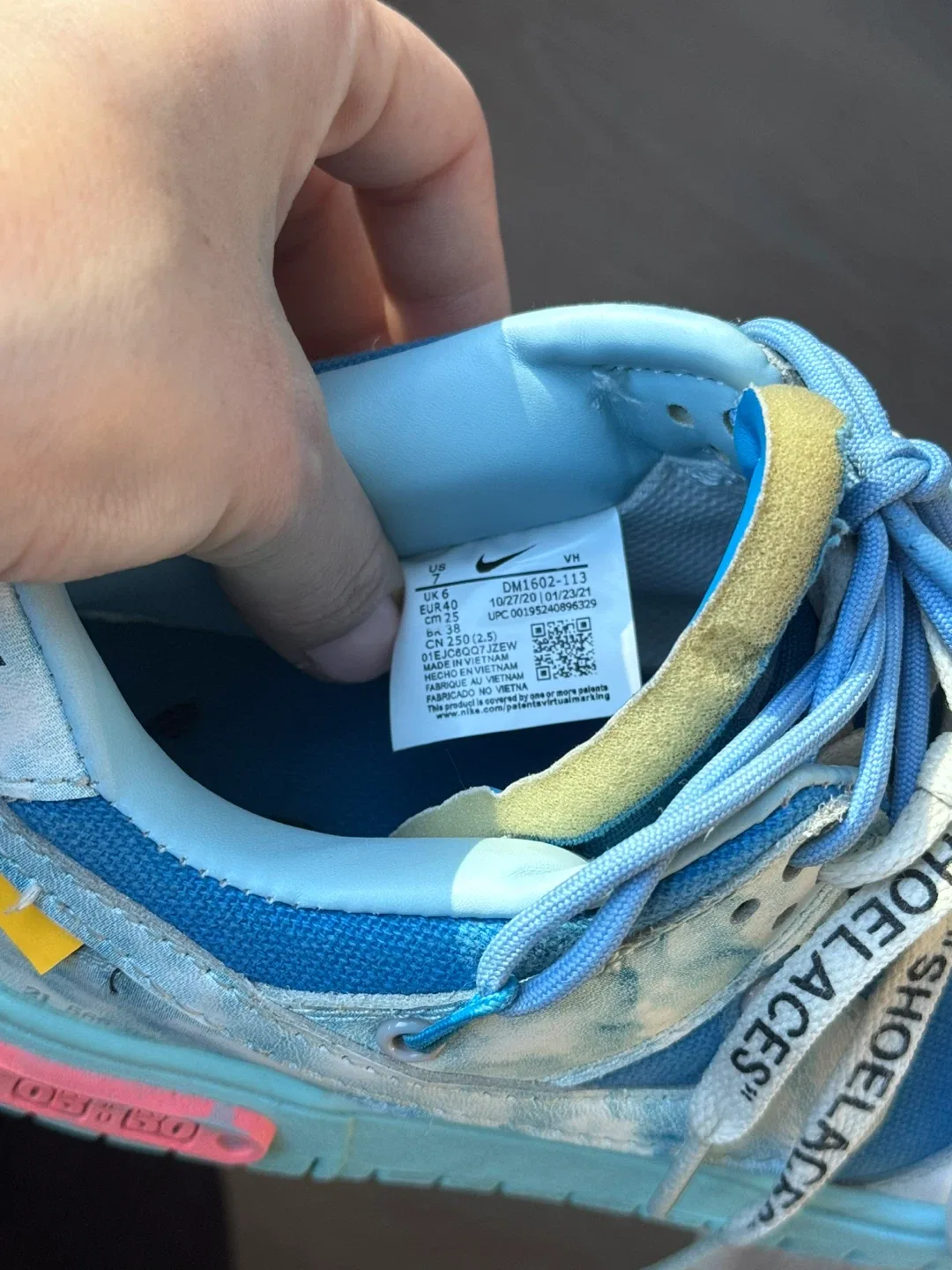 Limited edition Nike Dunk Low Off-White Lot 05 of 50 image indicator(3)