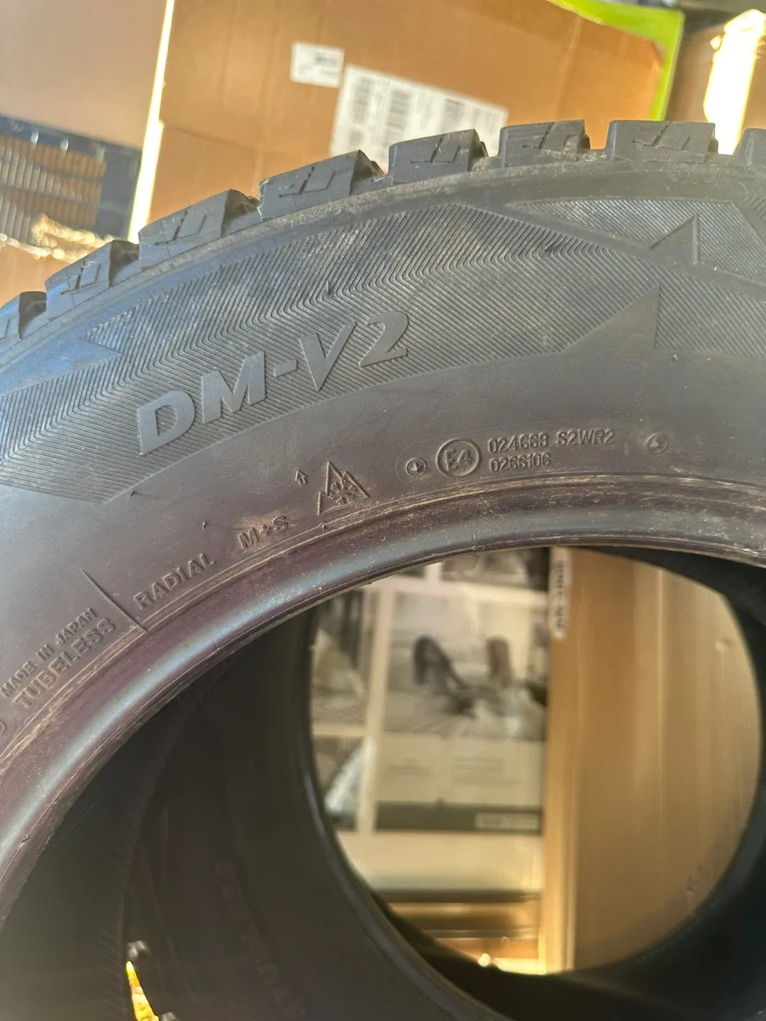 Bridgestone Blizzak DM-V2 Winter Tire 255/60R18 image indicator(5)