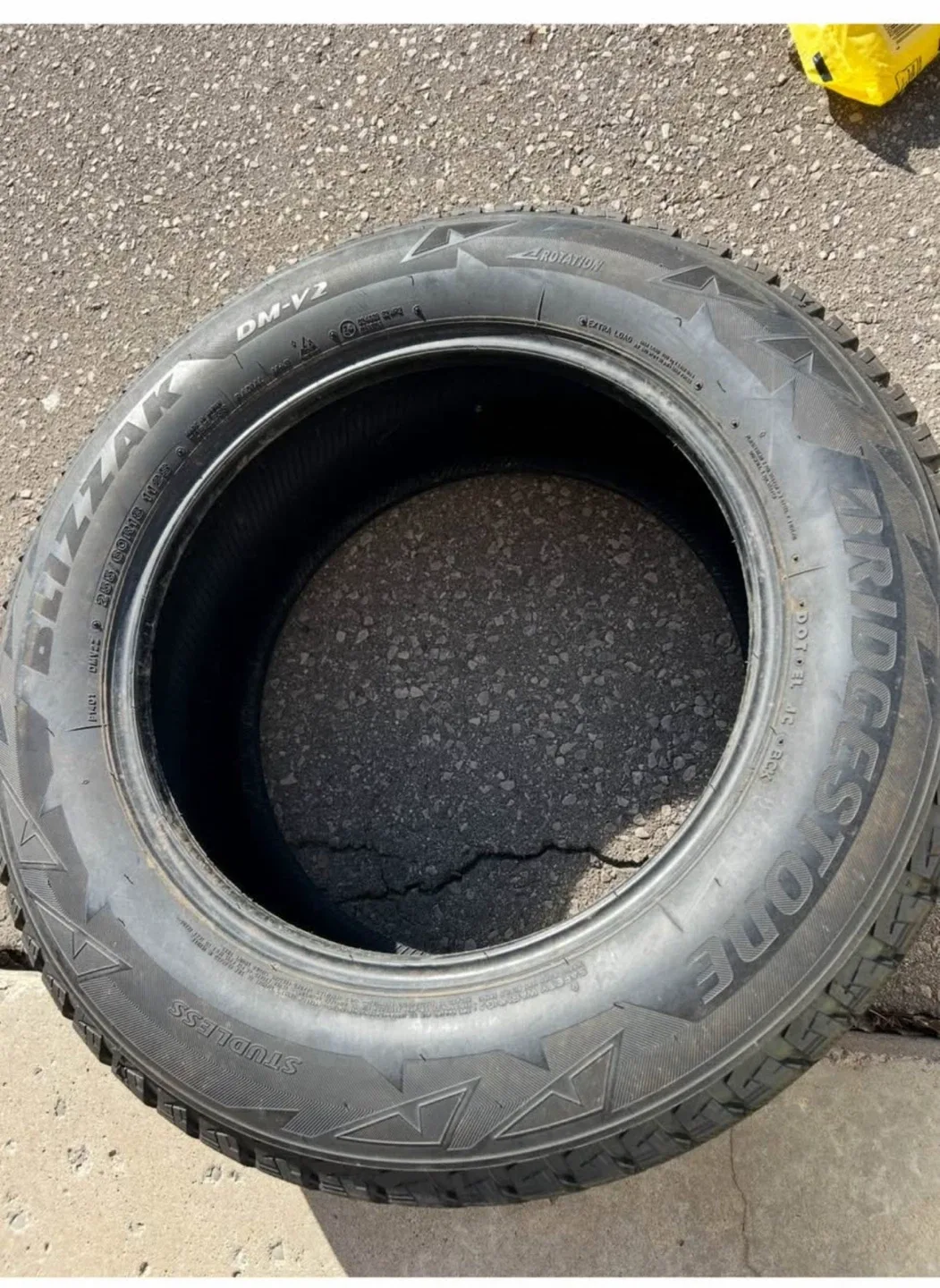 Bridgestone Blizzak DM-V2 Winter Tire 255/60R18 image indicator(2)