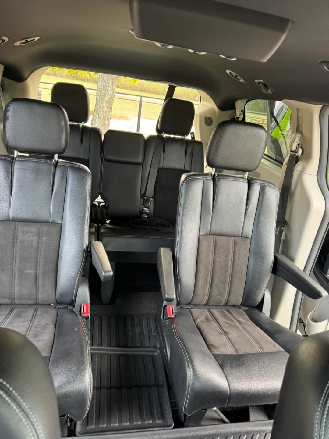 Dodge Grand Caravan Minivan image indicator(10)