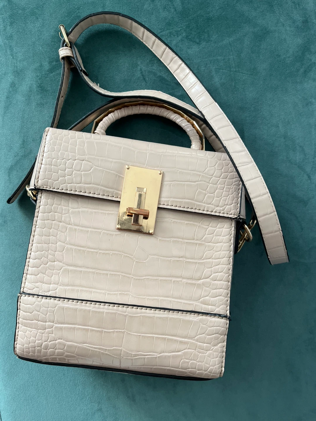 Croc-Embossed Crossbody Bag 🥕