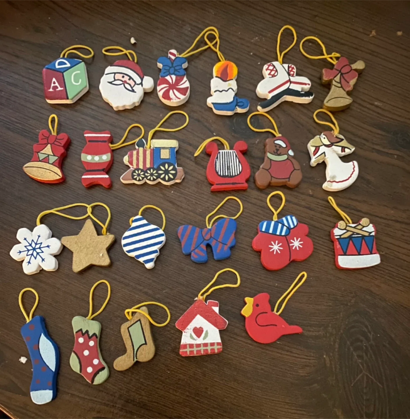 Santa's House Advent Calendar with 24 Ornaments image indicator(3)