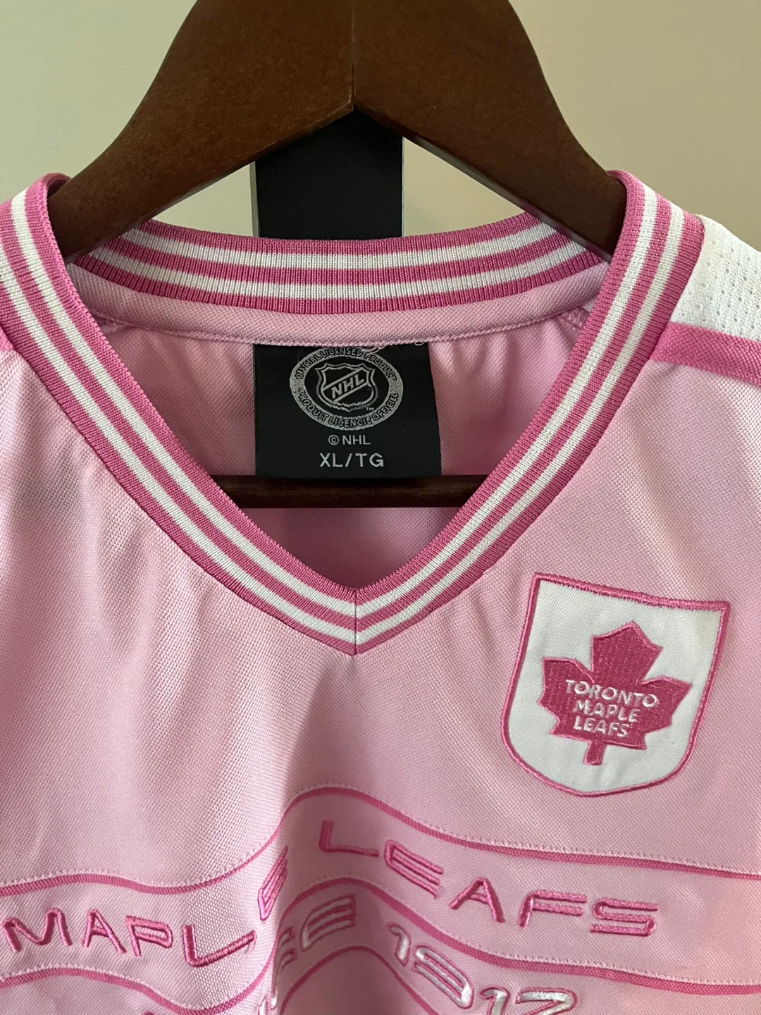 Toronto Maple Leafs Pink Hockey Jersey - XL image indicator(3)
