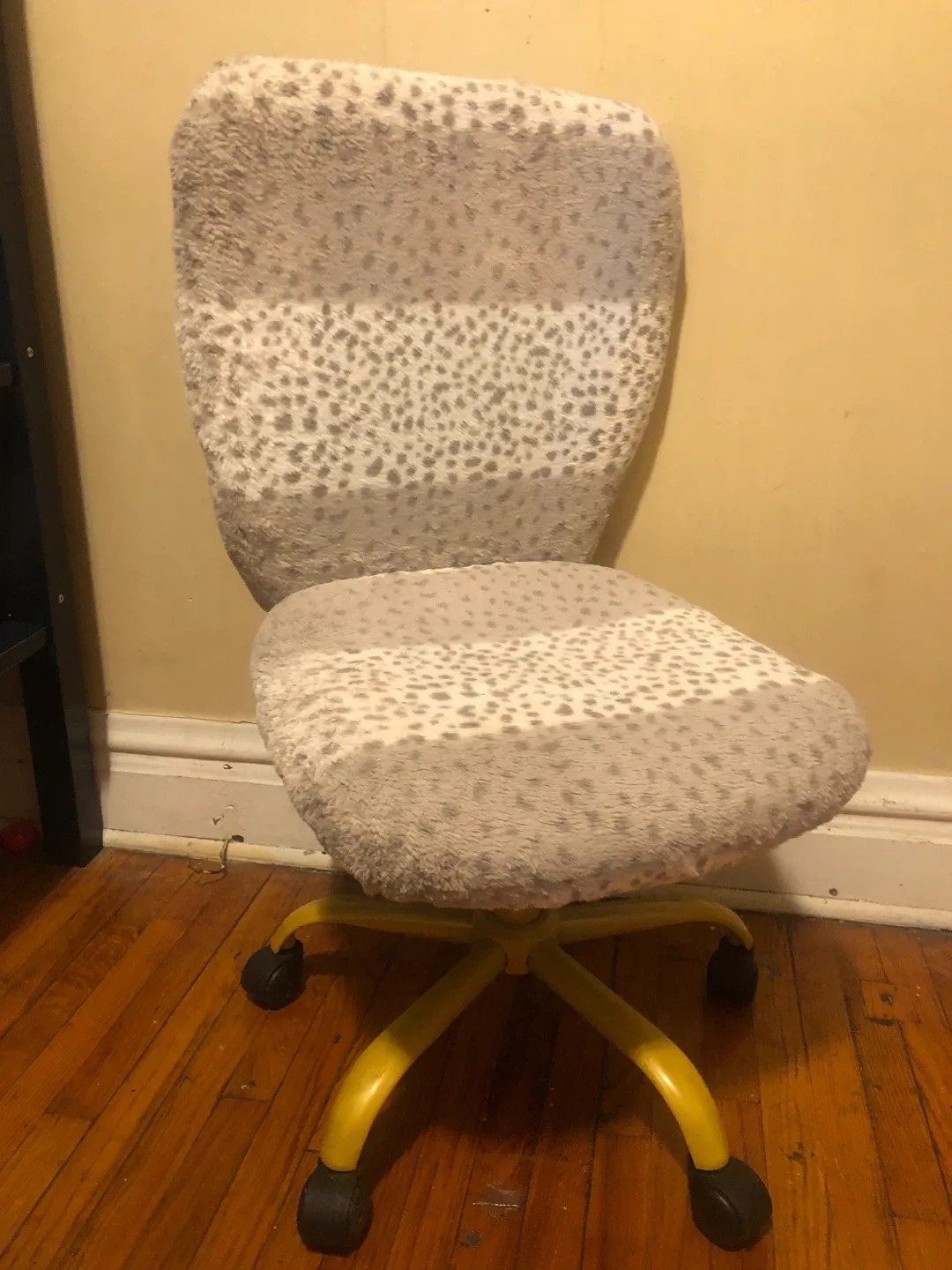 Fuzzy Swivel Desk Chair - Cute & Comfy! image indicator(2)