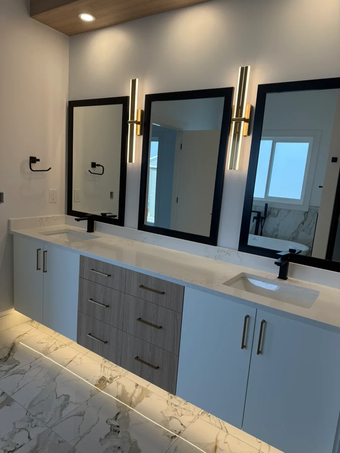 Shower door aluminum railing image indicator(10)