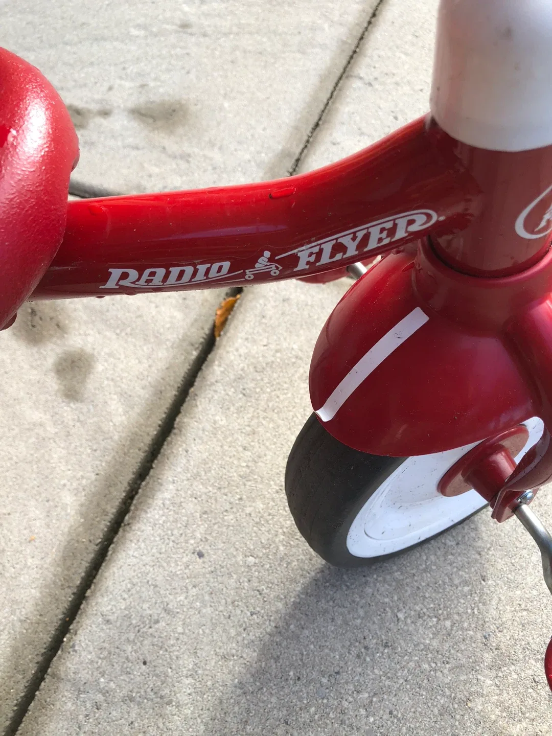 Radio Flyer Red Tricycle image indicator(2)