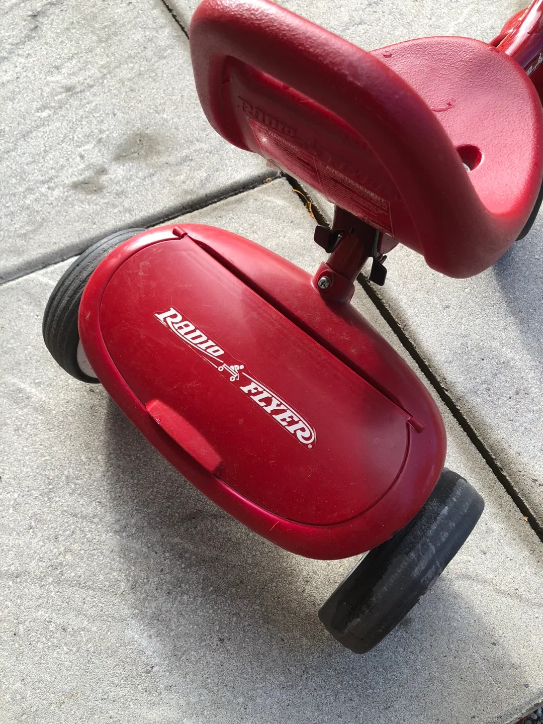 Radio Flyer Red Tricycle image indicator(3)