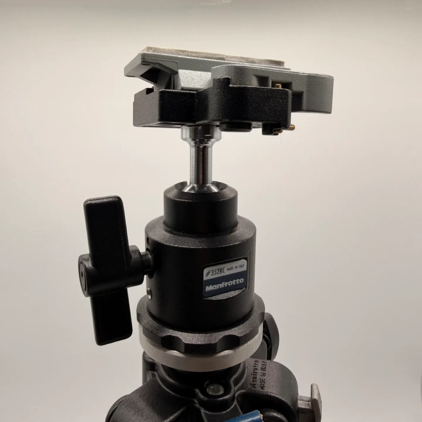 Manfrotto 190QC Professional Tripod - Great Condition! image indicator(2)