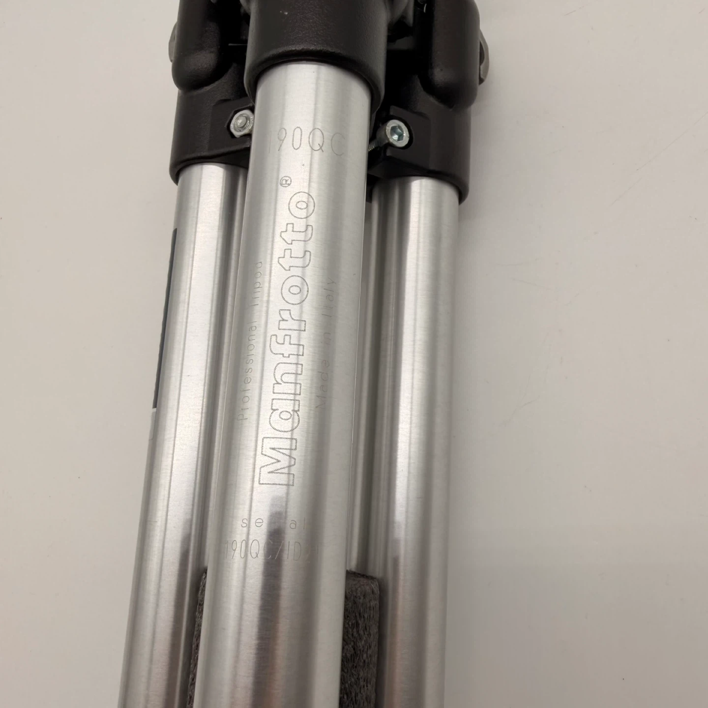 Manfrotto 190QC Professional Tripod - Great Condition! - photo 4