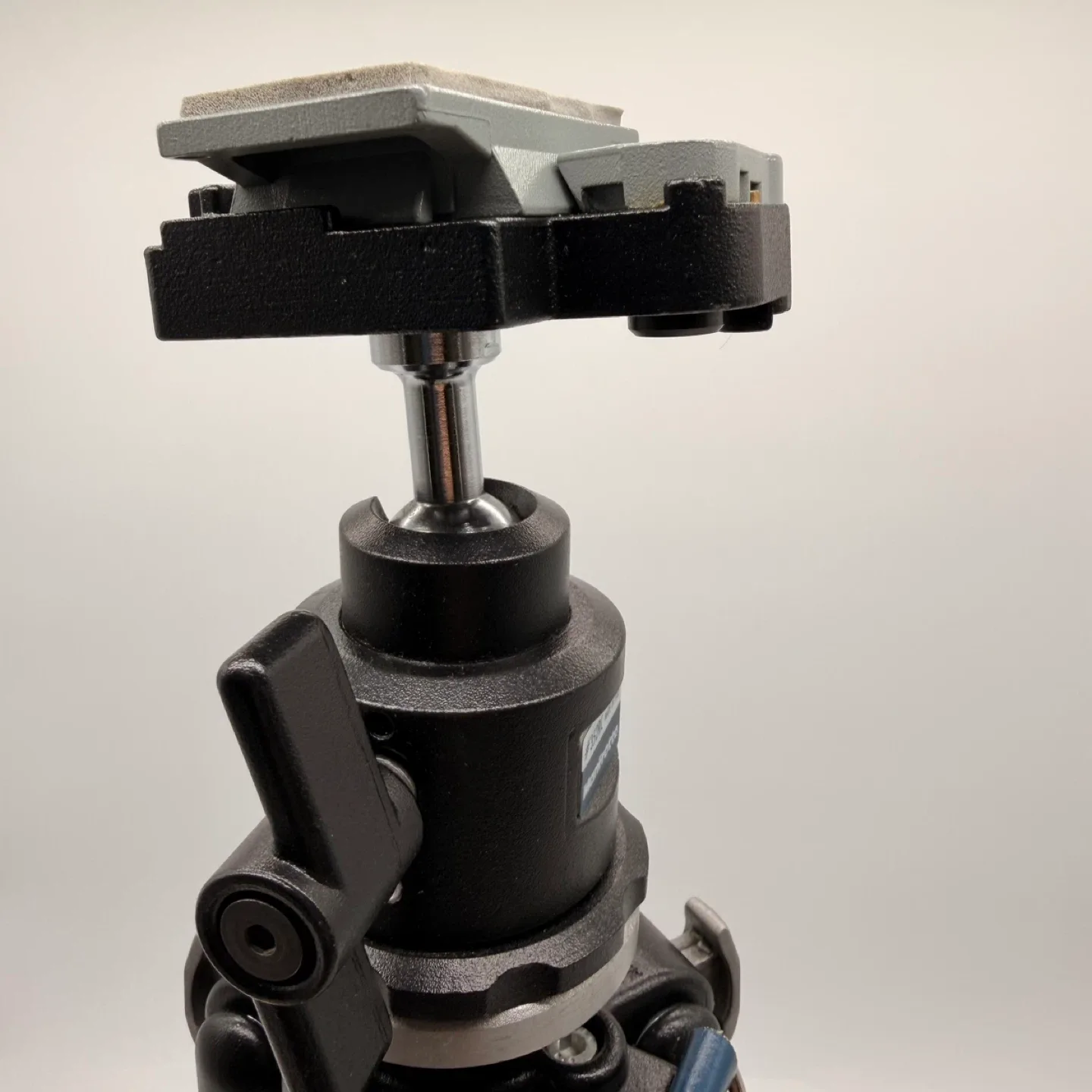 Manfrotto 190QC Professional Tripod - Great Condition! image indicator(7)