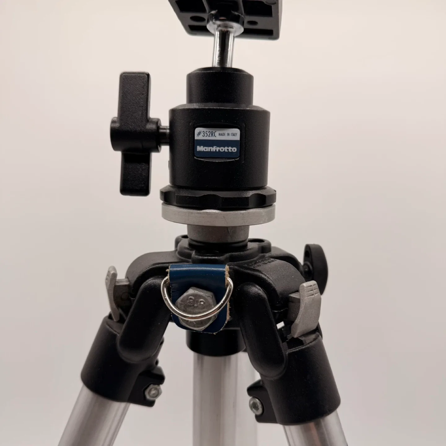 Manfrotto 190QC Professional Tripod - Great Condition! image indicator(9)