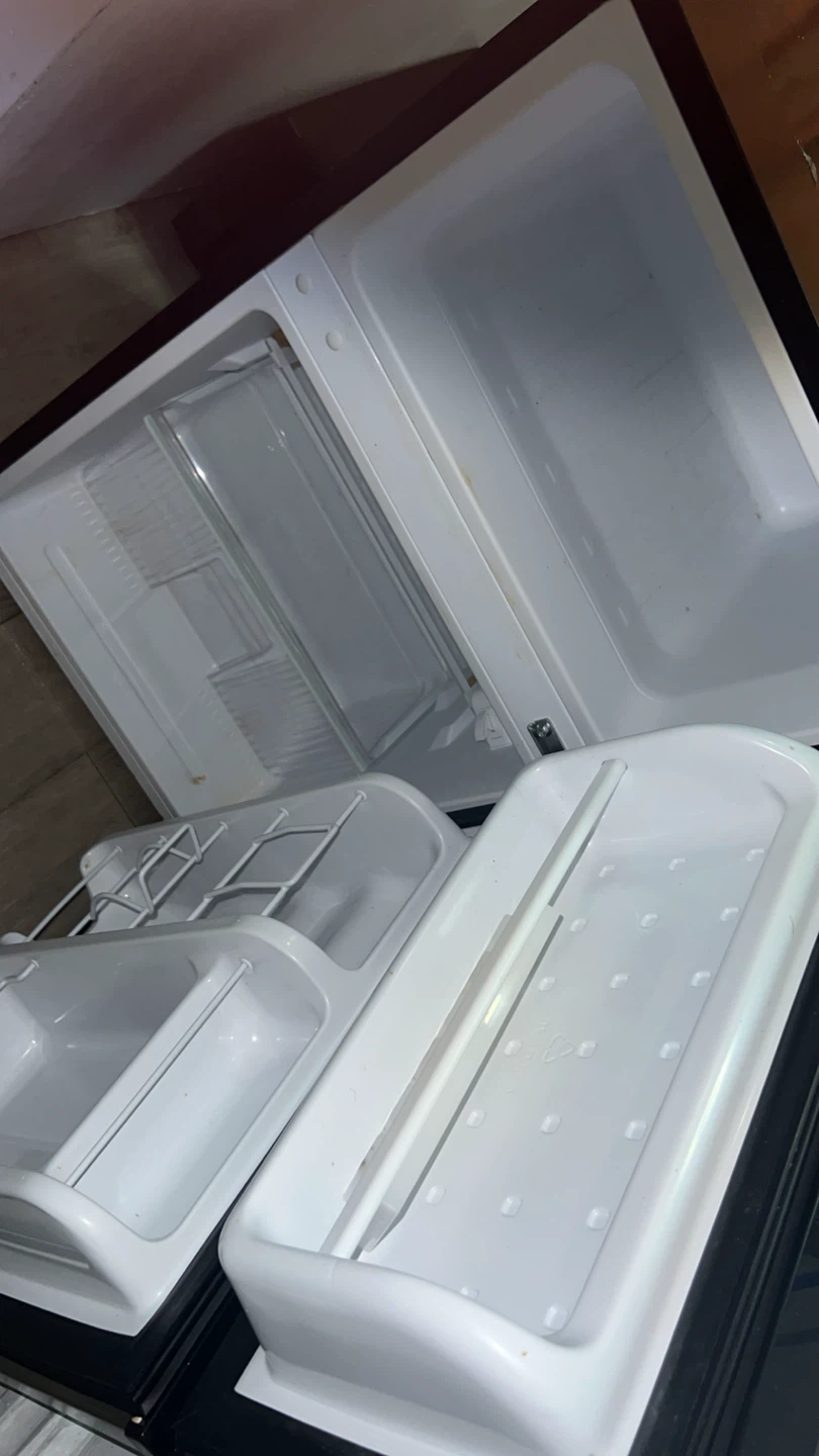 Midea Compact Refrigerator - photo 2
