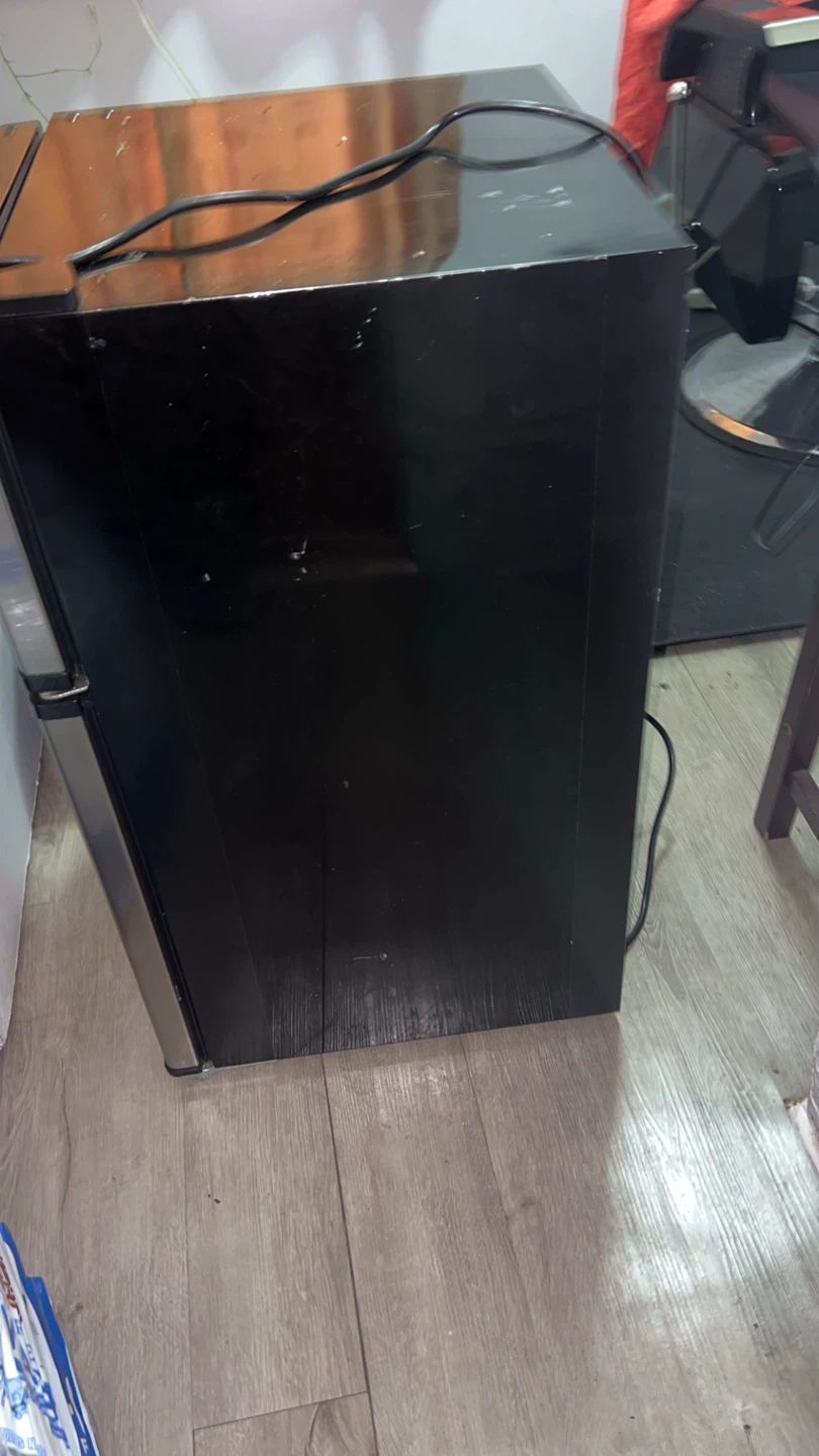 Midea Compact Refrigerator - photo 3