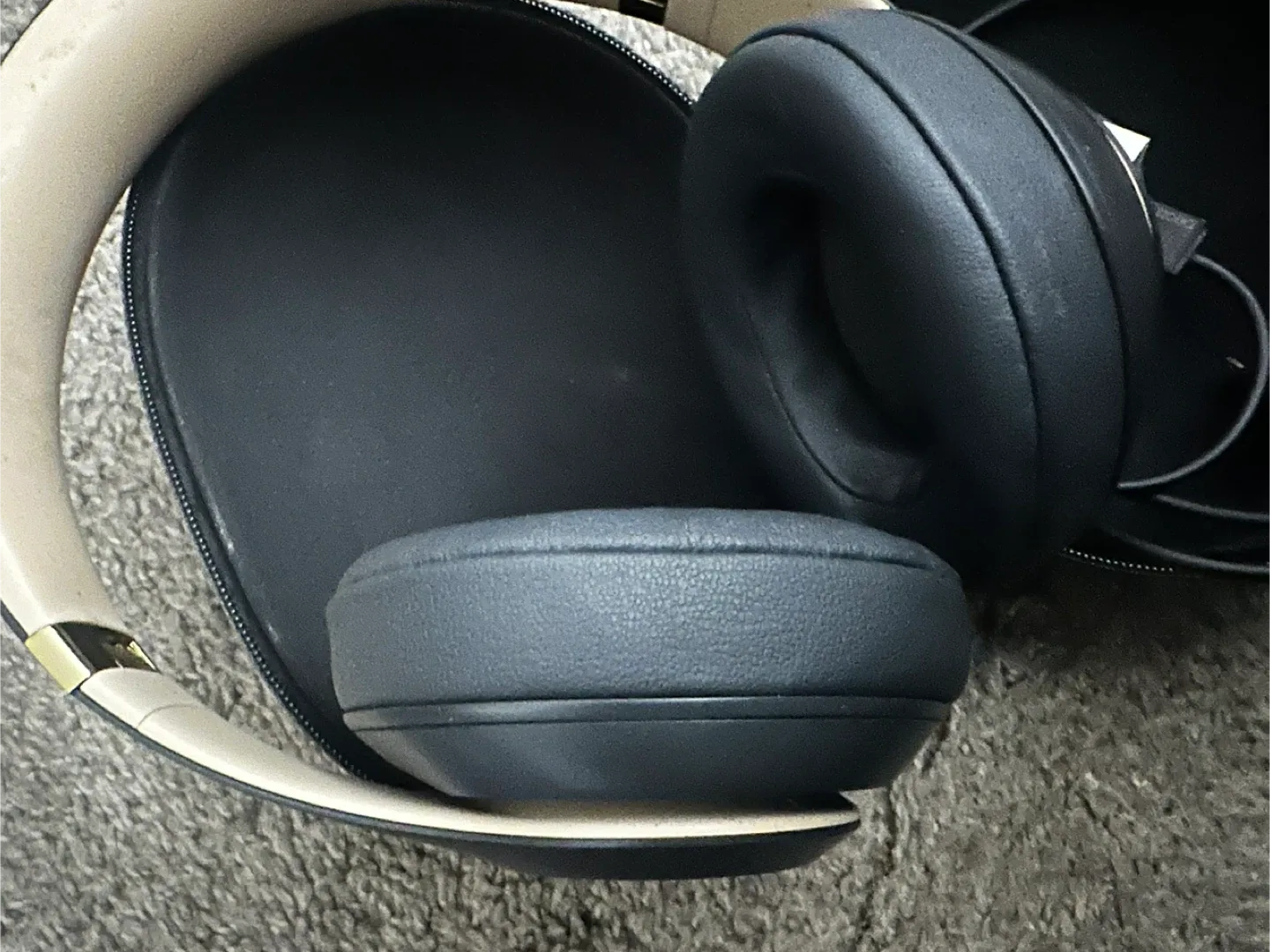 Beats Studio3 Wireless Headphones - Blue and Gold image indicator(2)