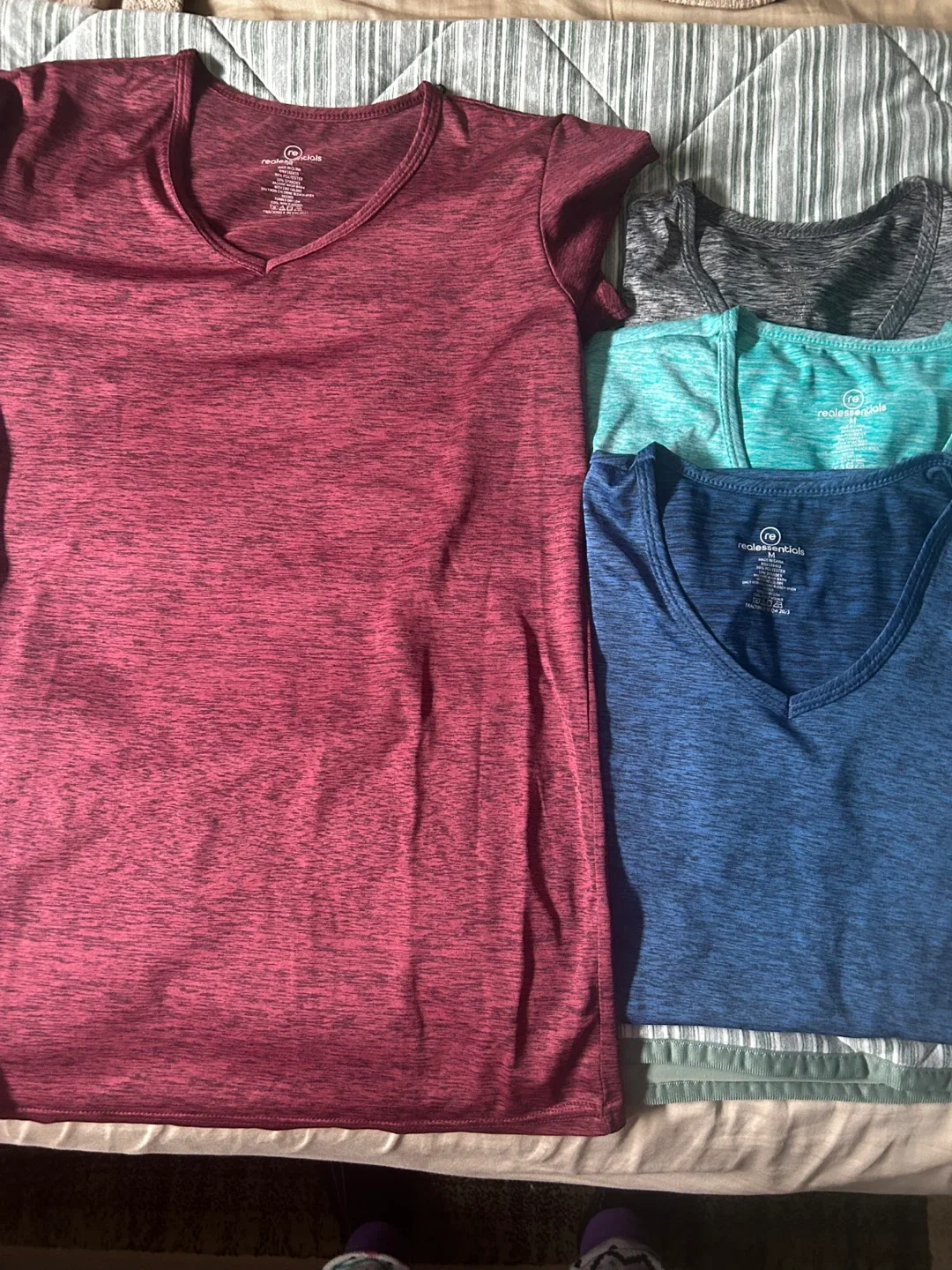 Real Essentials Women's V-Neck T-Shirts - Size M image indicator(3)