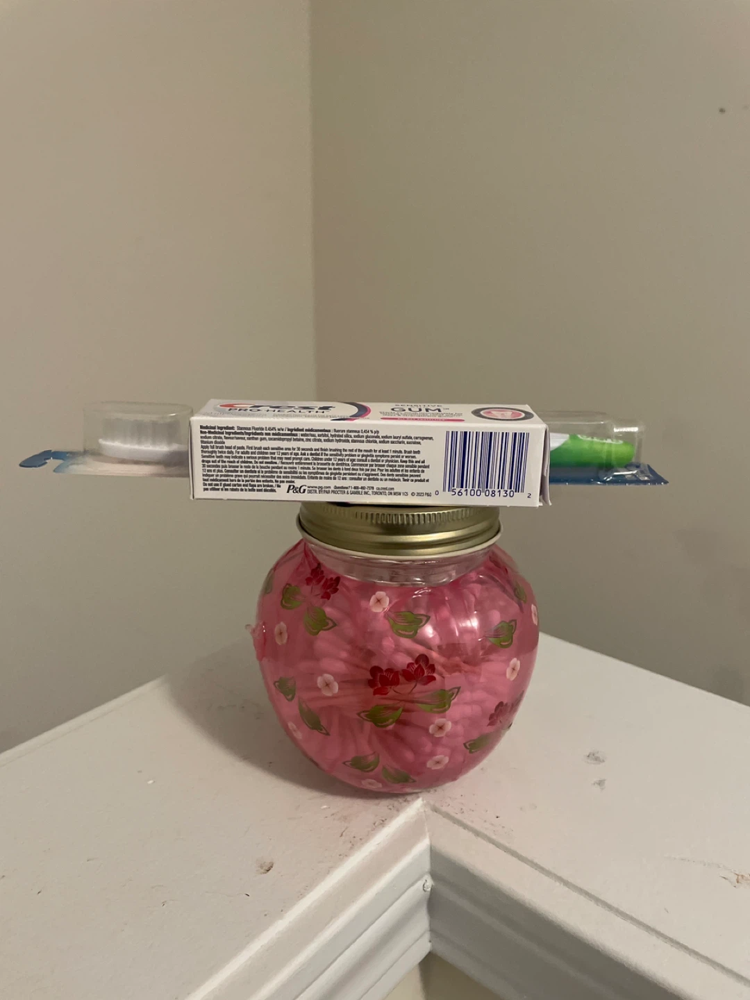 Glass vase with cotton (200) swabs brand new
