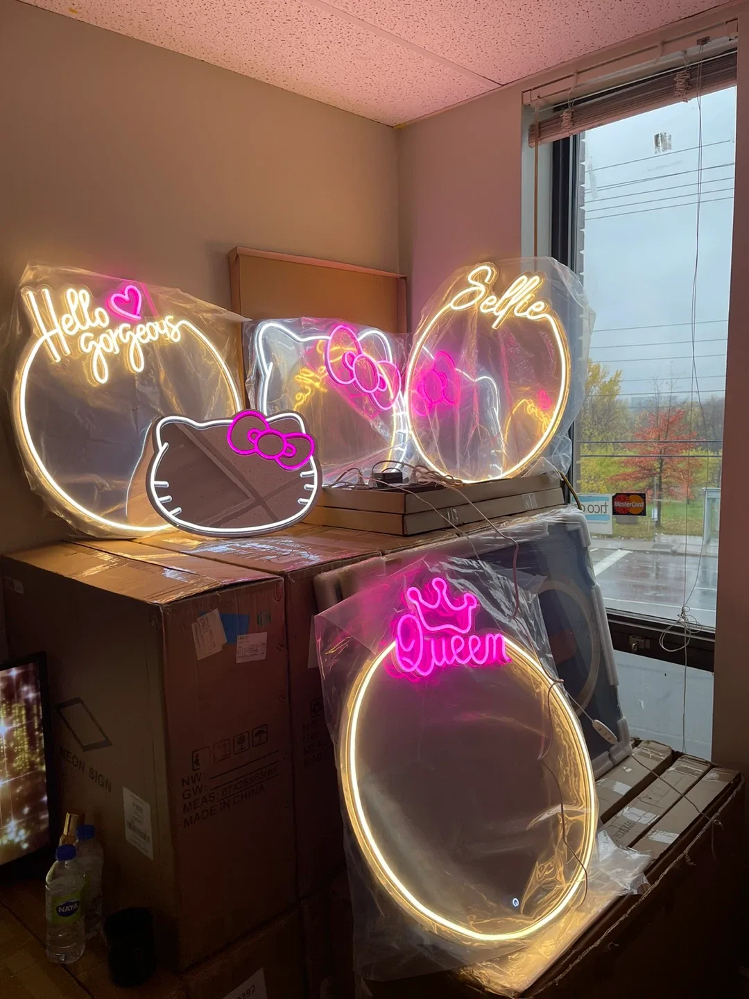 Hello Kitty & Neon Signs image indicator(2)