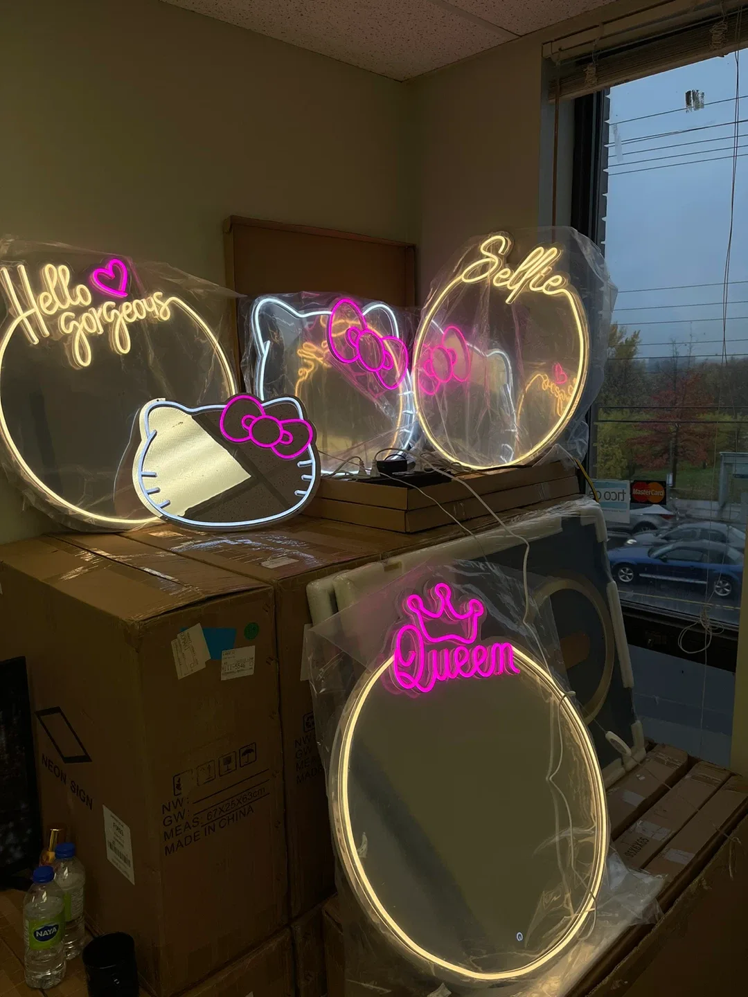 Hello Kitty & Neon Signs image indicator(3)